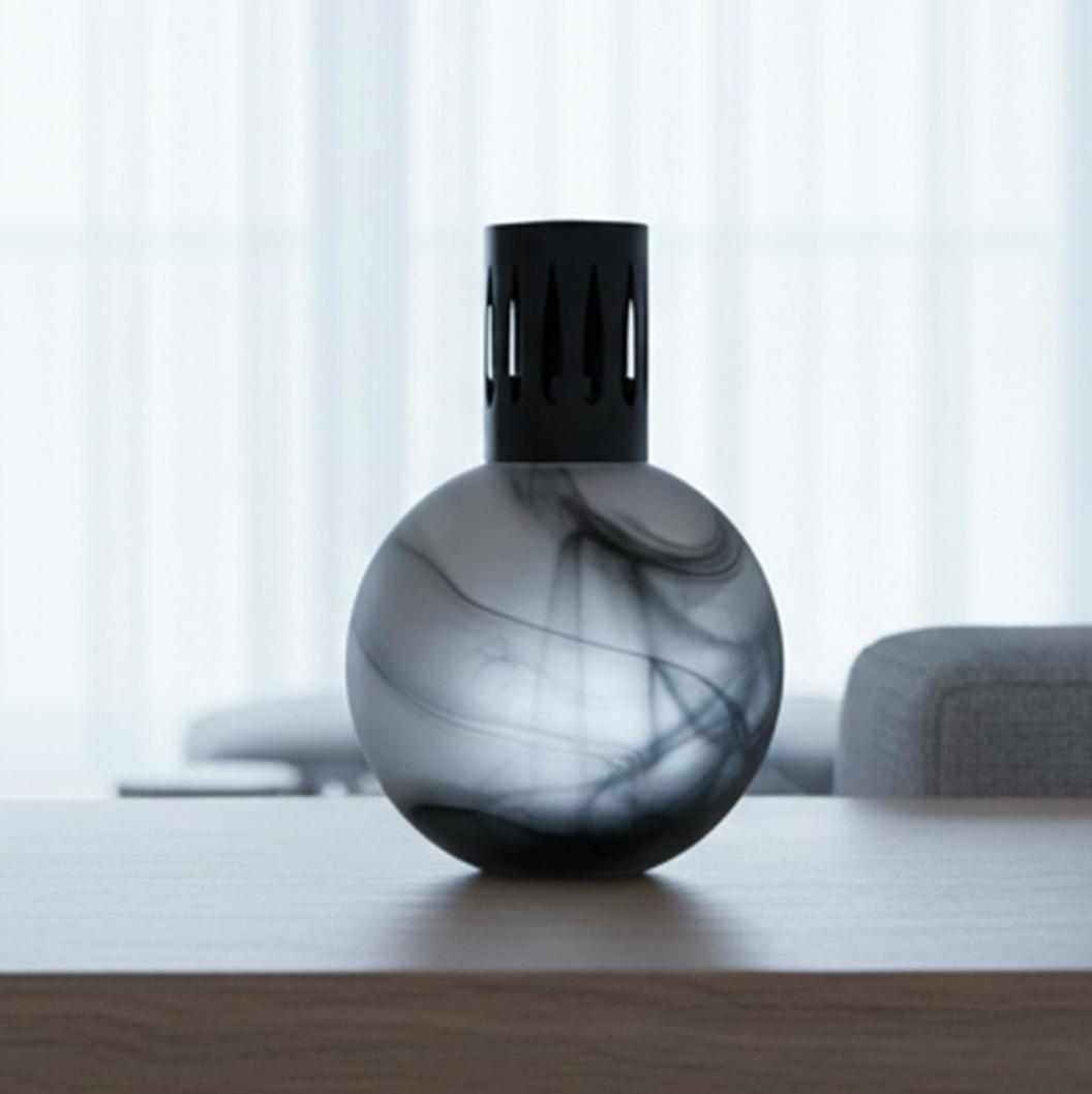 Lámpara Catalítica Phantome Smoke, de color blanco traslúcido y degradados negros que simulan humo.