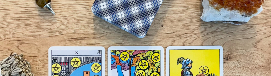 Tirada de cartas de tarot Rider-Waite con atado de salvia, drusa de citrino y péndulo de ojo de tigre