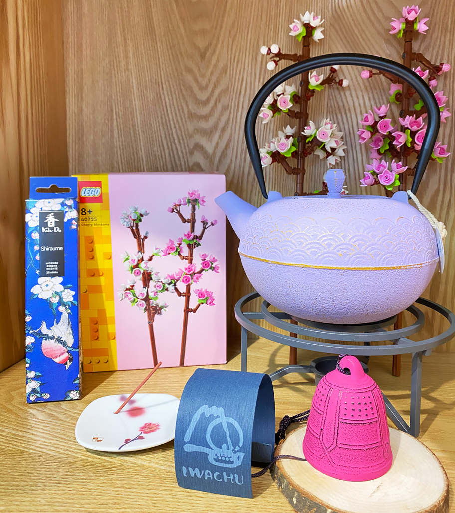 Set de decoración de primavera formado por una campana de hierro Iwachu, Flores LEGO, Tetera de hierro lila, incienso e incensario japonés.
