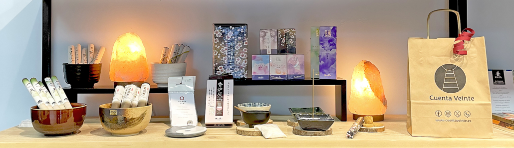 Exposición de productos japoneses con bolsa Cuenta Veinte