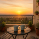 Tazas bonitas Leah sobre una mesita en la terraza al atardecer
